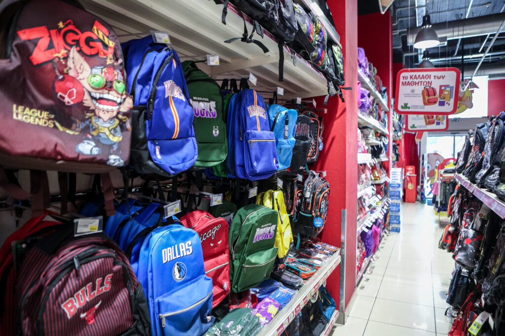 Το πρώτο κουδούνι κοστίζει ακριβά – Οι βασικές τιμές στα σχολικά