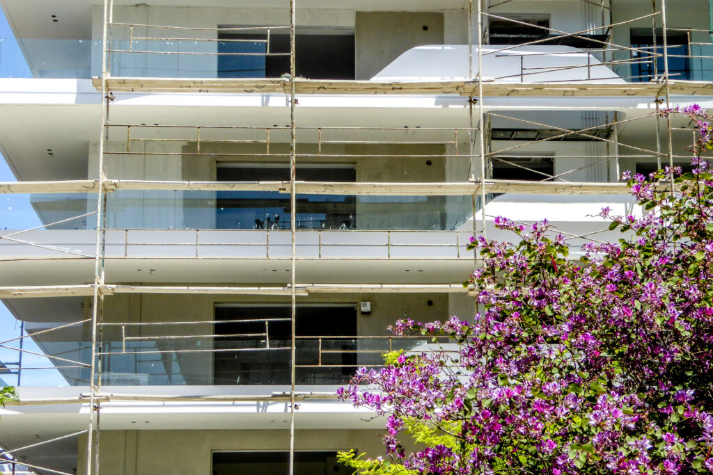 ΕΛΣΤΑΤ: Μεγάλη πτώση της οικοδομικής δραστηριότητας τον Απρίλιο