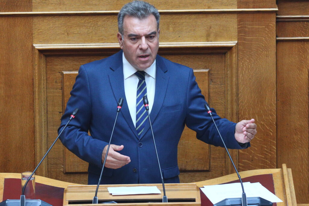 Γαλάζιο… αντάρτικο: Ο Μάνος Κόνσολας ρωτά τον Πιερρακάκη για τις πρακτικές των funds