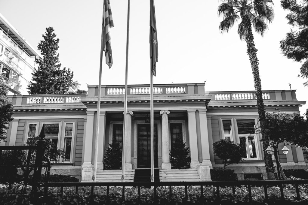 Στροφή στην ατζέντα: Η κυβέρνηση φέρνει Συνταγματική Αναθεώρηση και επιτίθεται στο ΠΑΣΟΚ