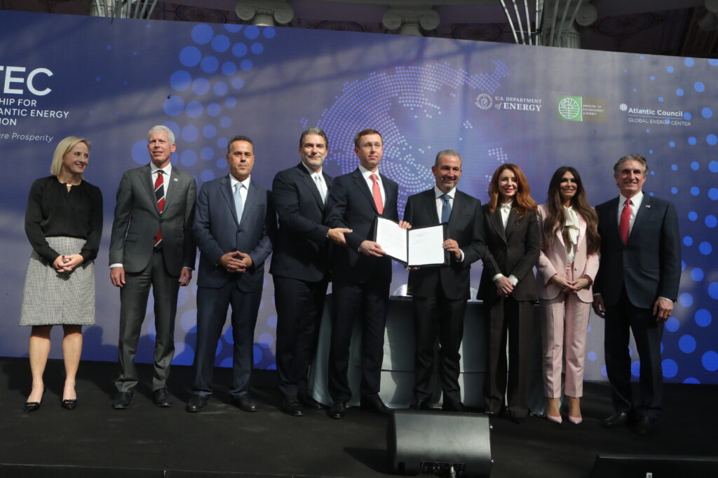 «Ιστορική» συμφωνία ΔΕΠΑ Εμπορίας & AKTOR για το αμερικανικό LNG – Πύλη εισόδου για την Ευρώπη η Ελλάδα