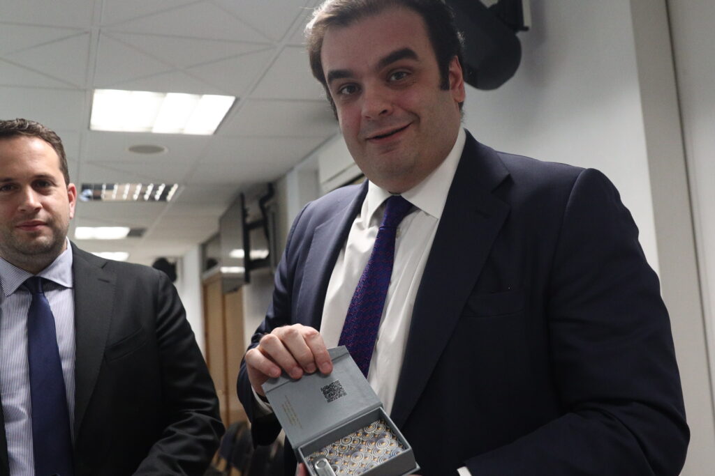 Τι «κρύβει» το στικάκι με τον προϋπολογισμό για το 2026 – Τι κερδίζουμε σε φόρους