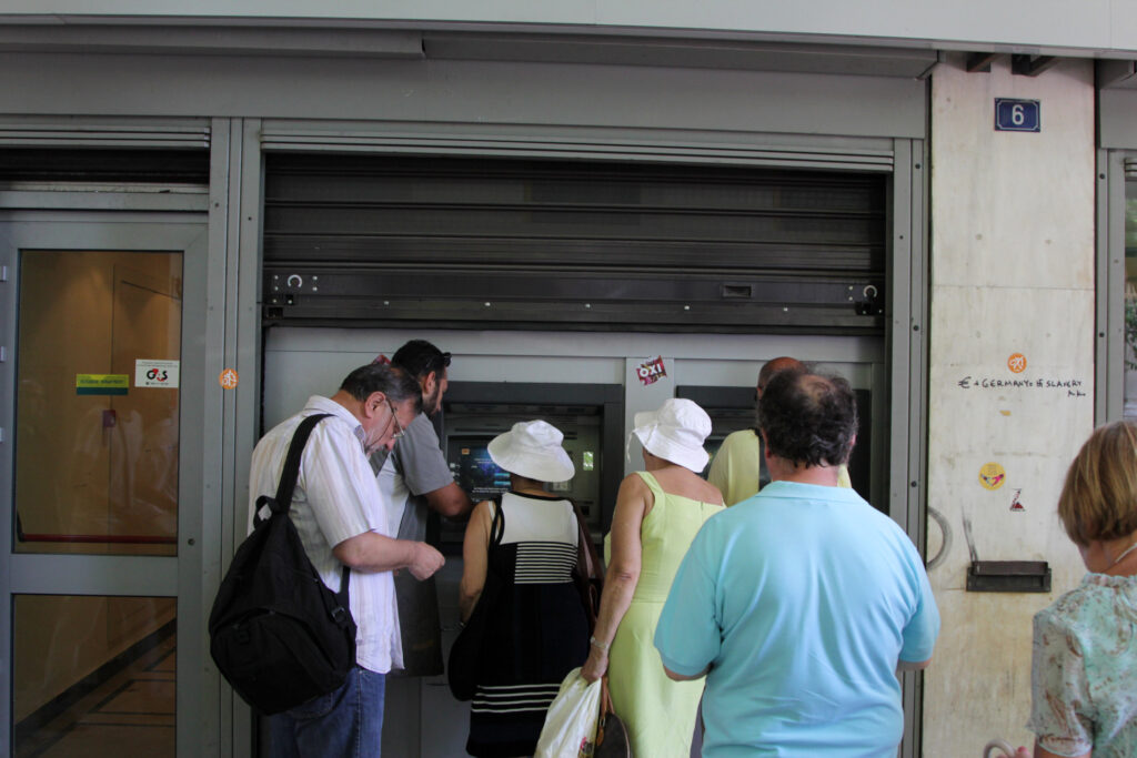 ΟΠΕΚΑ: Πότε πληρώνονται τα επιδόματα Οκτωβρίου – Αναλυτικά για το ΚΕΑ/ΕΕΕ