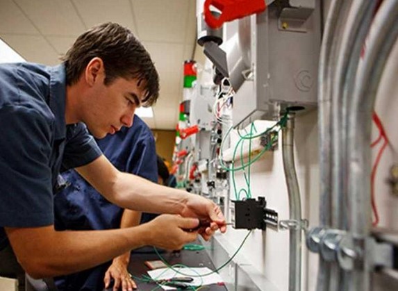 Ξεκινά η υποβολή αιτήσεων για τις 50 επαγγελματικές σχολές (ΕΠΑΣ) μαθητείας της ΔΥΠΑ για το 2025-26