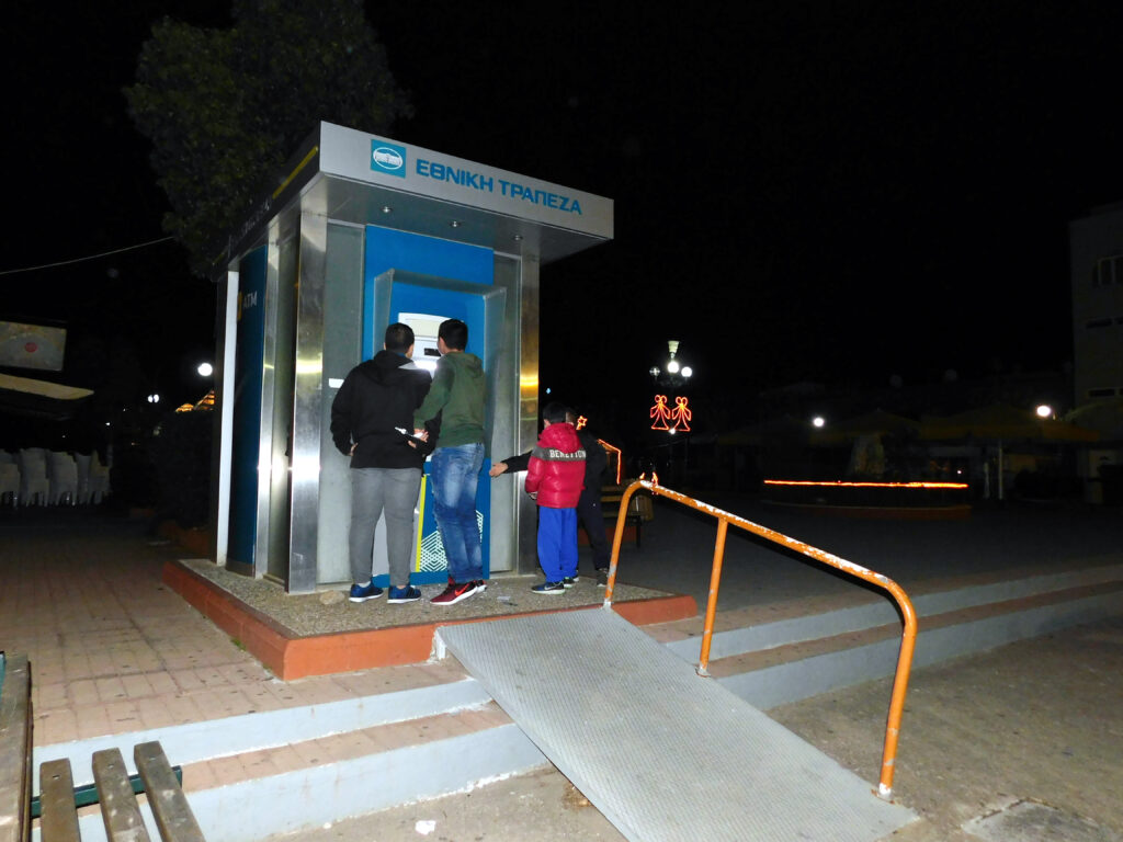 «Νωπό» επίδομα: Ποιοι δικαιούχοι λαμβάνουν 1.000 ευρώ – Η απόφαση