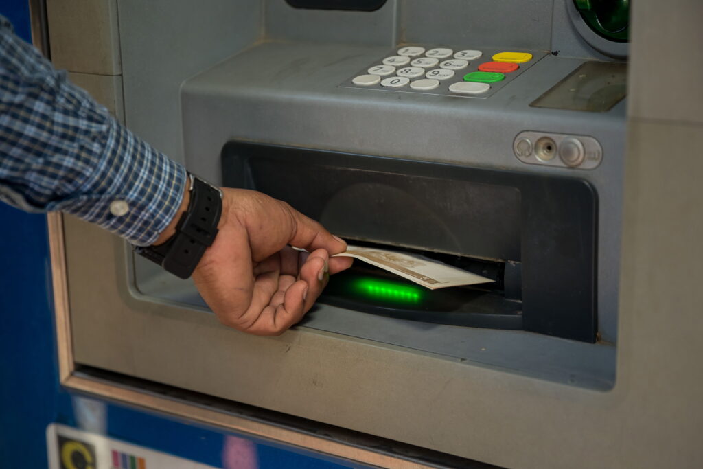 Μηνιαίο επίδομα: Ποιοι μπορούν να πάρουν μέχρι 230 ευρώ