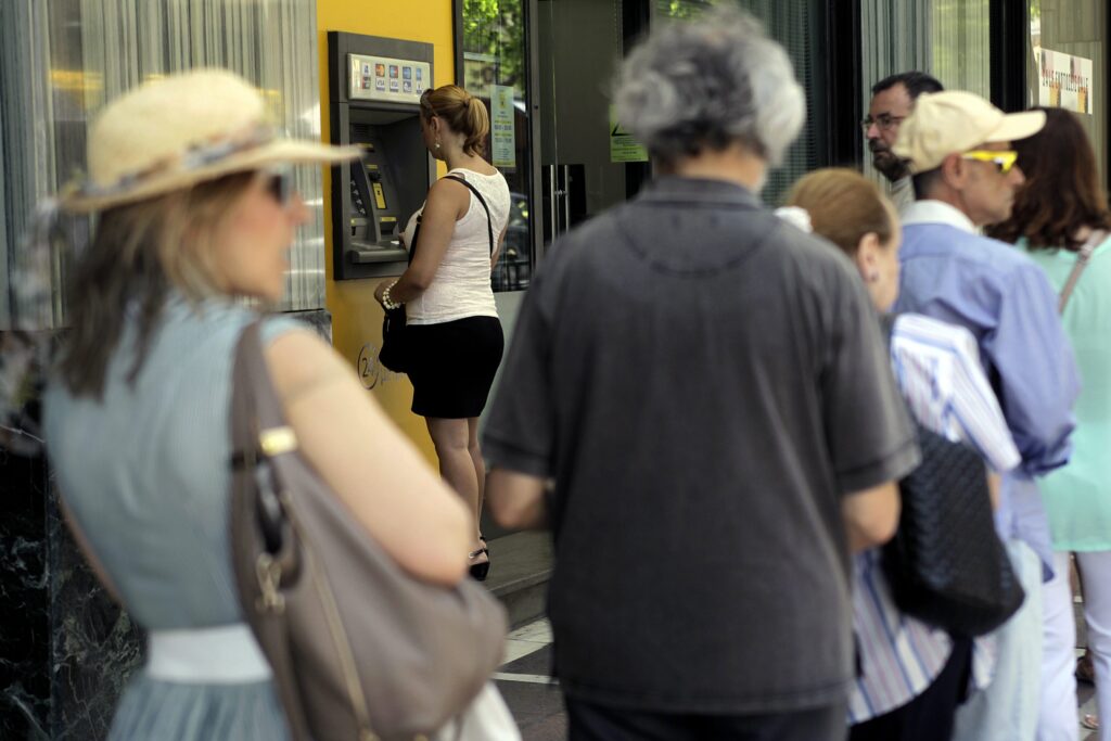 Συντάξεις Οκτωβρίου: Σε 48 ώρες οι πληρωμές – Ποιοι συνταξιούχοι πηγαίνουν πρώτοι στα ΑΤΜ (Βίντεο)