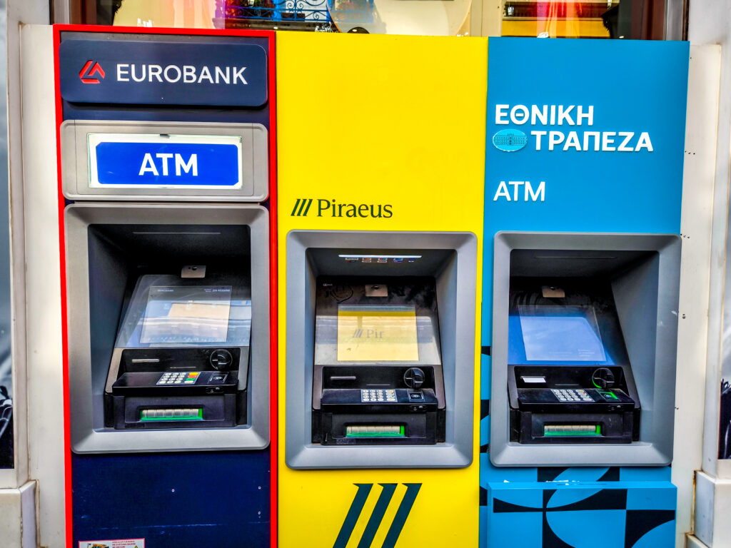 ΥΠΟΙΚ: Από 11 Αυγούστου δωρεάν αναλήψεις από ΑΤΜ ελληνικών τραπεζών – Πλαφόν για τρίτους παρόχους