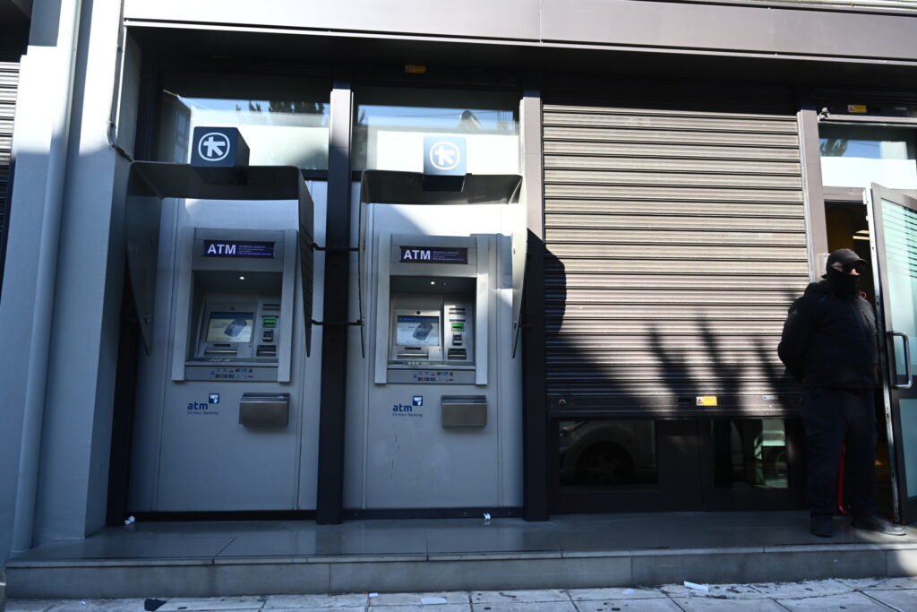 Συντάξεις Αυγούστου: Πληρώνονται σήμερα οι συνταξιούχοι – Τι ώρα μπαίνουν τα λεφτά