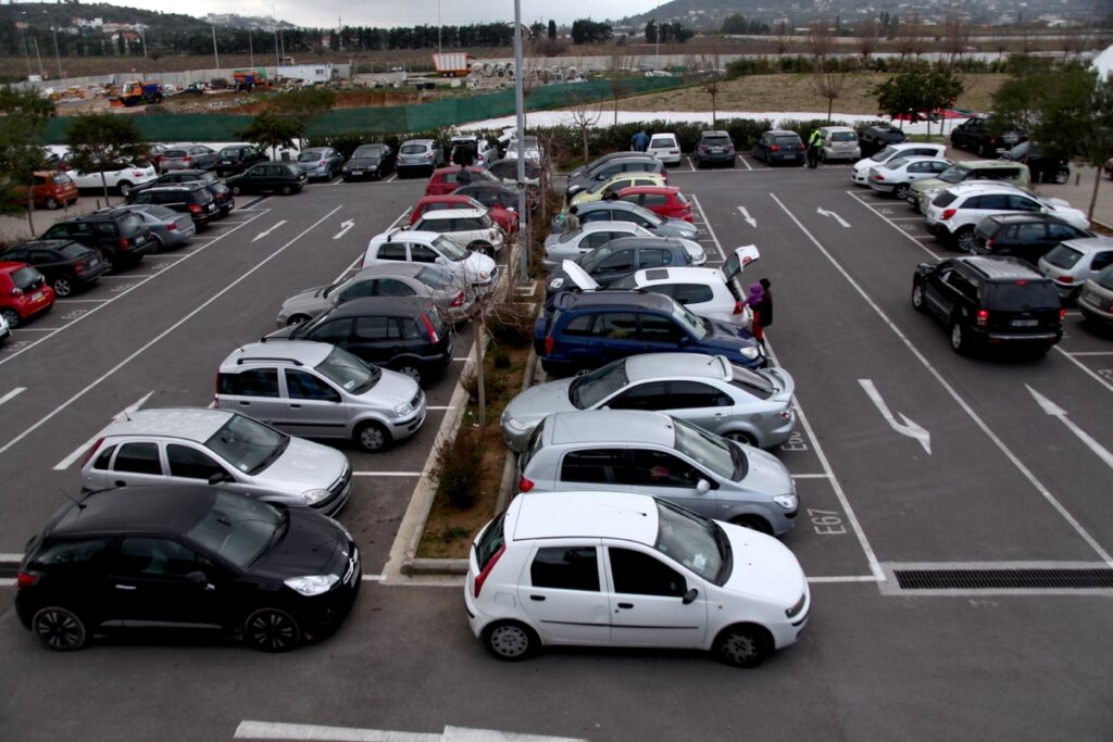 Ακινησία οχήματος: Πρόστιμα έως 30.000€ και «μπλόκα» στα διόδια από την ΑΑΔΕ