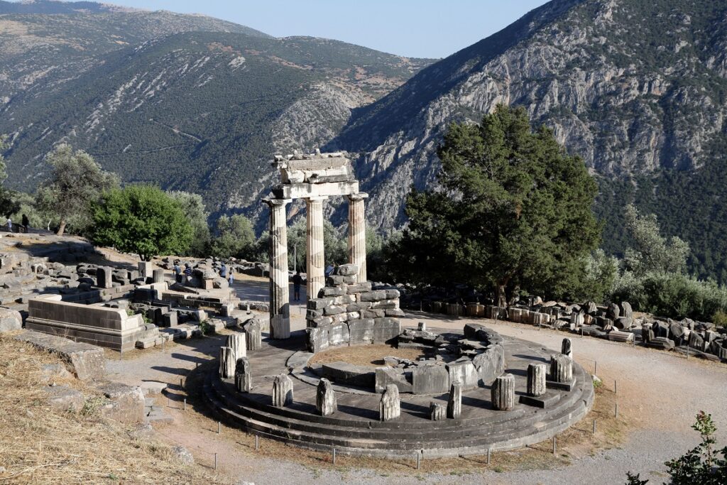 Μενδώνη από τους Δελφούς: Μείζονα έργα για τη θωράκιση των μνημείων και την αναβάθμιση των υποδομών