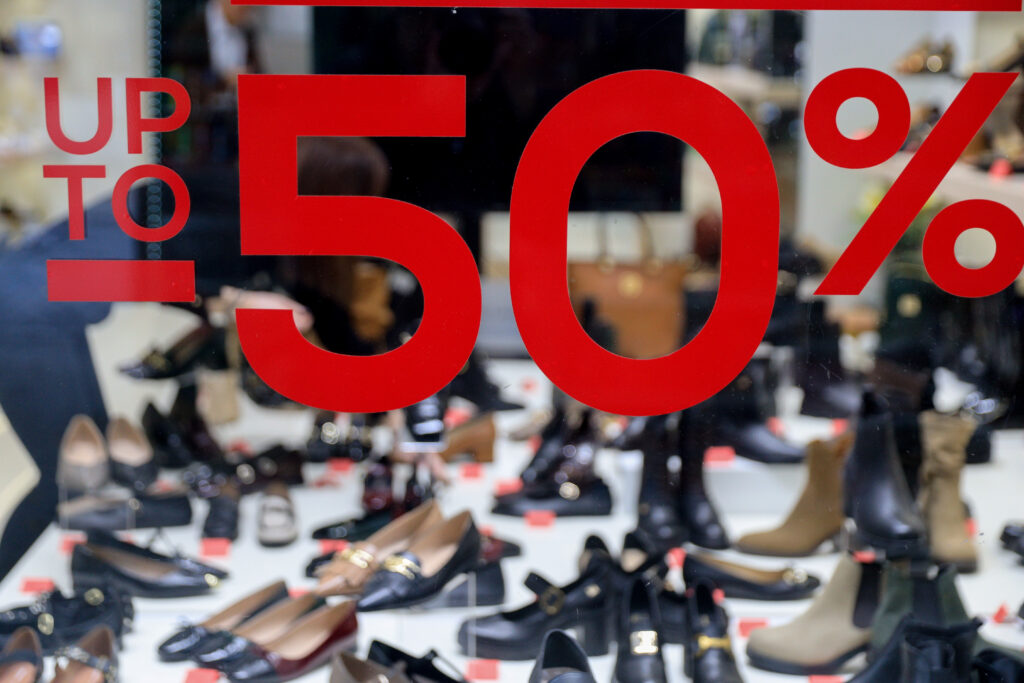 Ξεκινούν σήμερα οι θερινές εκπτώσεις: Τι πρέπει να προσέχουν οι καταναλωτές