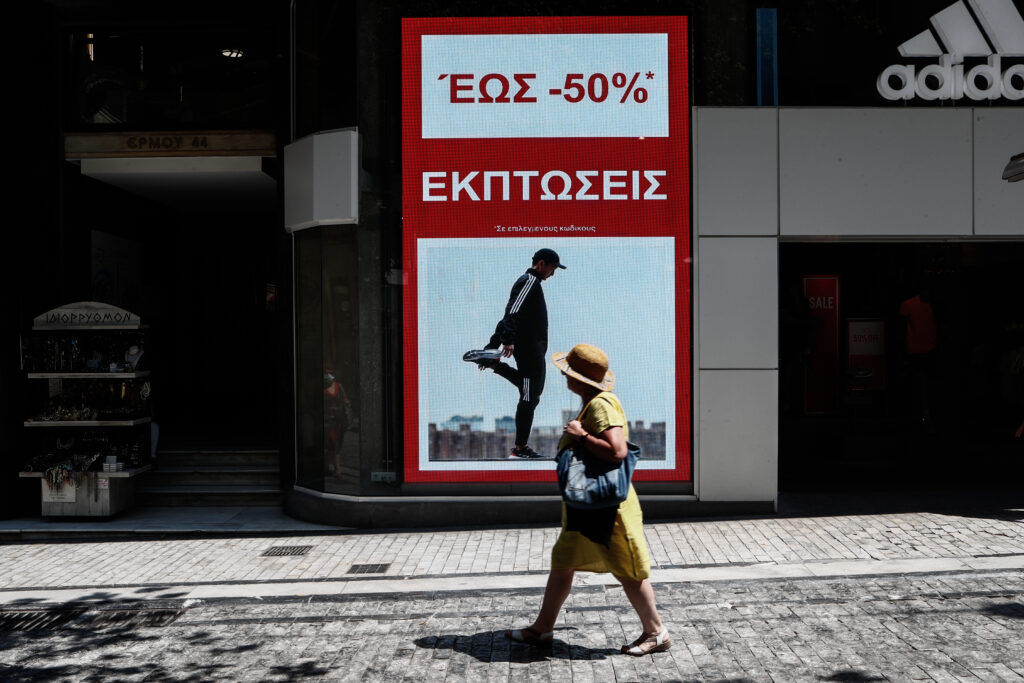 Πότε ξεκινούν οι θερινές εκπτώσεις – Ποια Κυριακή θα είναι ανοιχτά τα καταστήματα – Το πρόγραμμα και οι προϋποθέσεις για τις μειώσεις τιμών