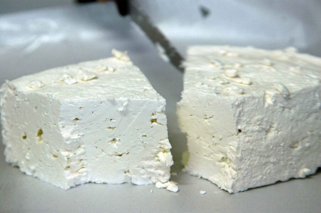 Συναγερμός για τη φέτα: Η ευλογιά των προβάτων απειλεί την παραγωγή και τις τιμές