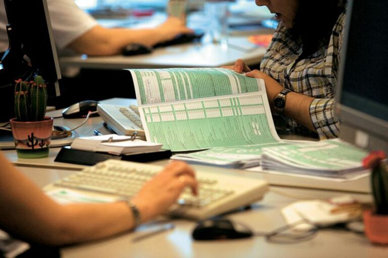 Φορολογικές δηλώσεις: Μετρά αντίστροφα ο χρόνος – Πληθαίνουν τα αιτήματα για παράταση της προθεσμίας- Εκκρεμούν περίπου 550.000 δηλώσεις – Σε ασφυξία οι λογιστές