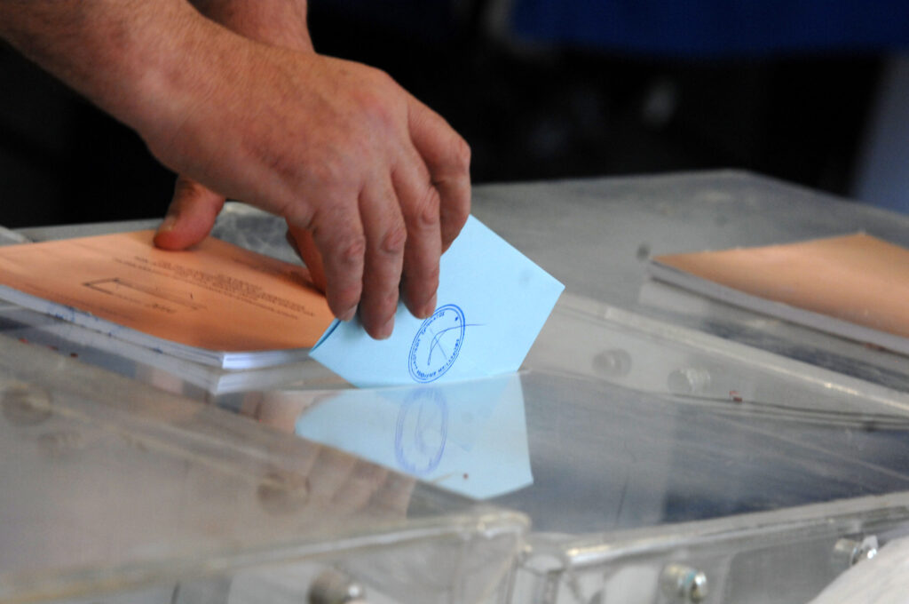 Δημοσκόπηση PULSE: Στο 29% η ΝΔ – «Ισοπαλία» ΠΑΣΟΚ – Πλεύσης Ελευθερίας – «Απευθείας στον φυσικό δικαστή»