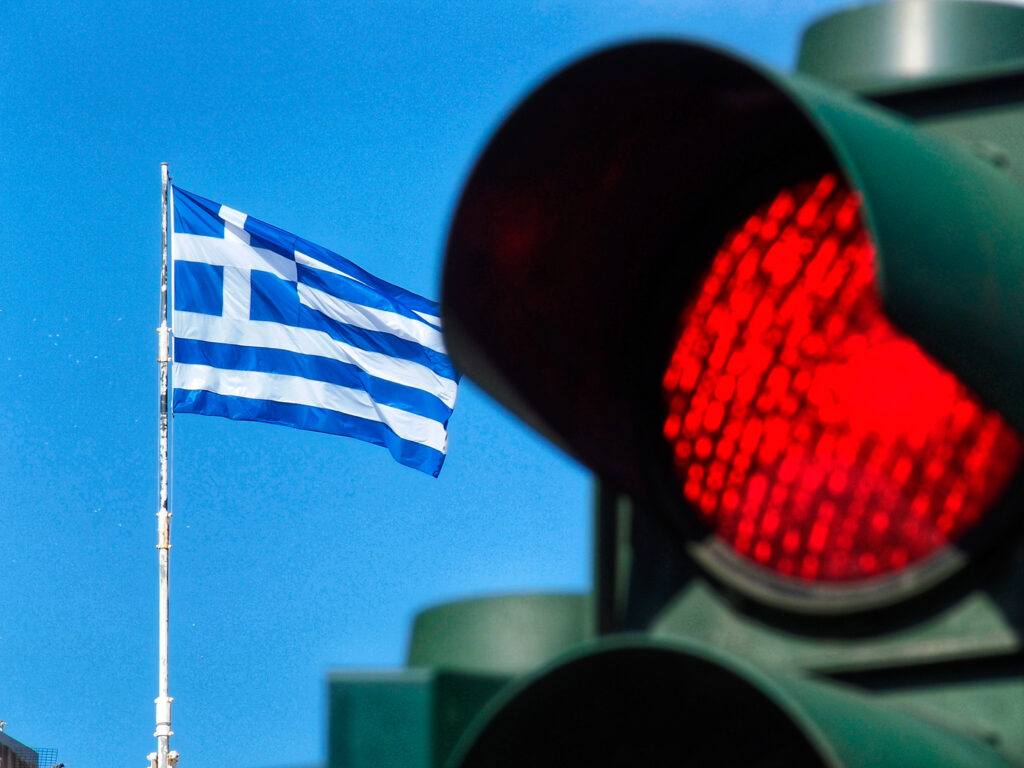 Νέος Κώδικας Οδικής Κυκλοφορίας: Τα πρόστιμα για παραβίαση κόκκινου και «STOP» – Πότε αφαιρείται η άδεια για 8 χρόνια