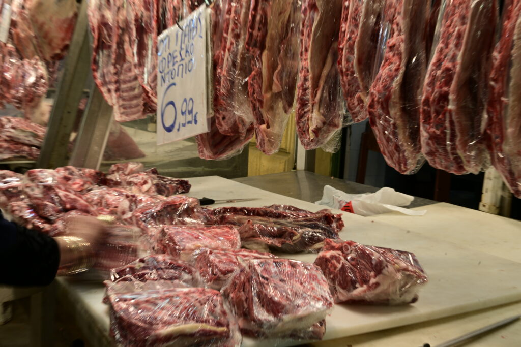 Ακρίβεια στο κρέας: Ανεξέλεγκτη η πορεία των τιμών σε αρνί