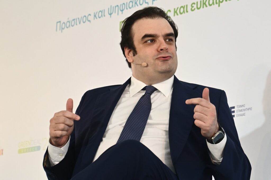 Πιερρακάκης στο Bloomberg: «Στόχος μας η ταχύτερη έξοδος από τα μνημονιακά βάρη»