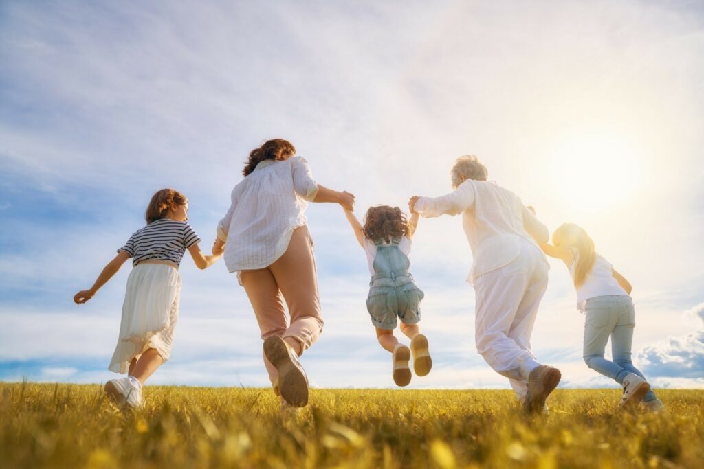 ΛΑΕ–ΟΠΕΚΑ: Πληρωμές 700 και 1.000 ευρώ σε δικαιούχες μητέρες