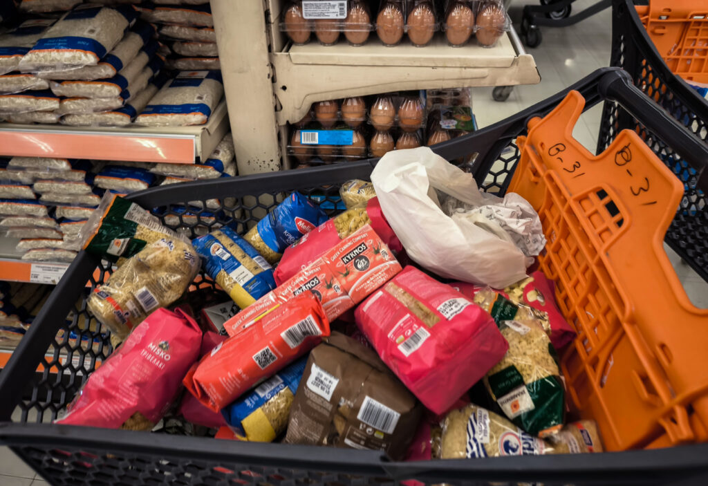 Τι λένε οι καταναλωτές για τις μειώσεις στα σούπερ μάρκετ – Η θεωρία με την πράξη έχει τεράστια διαφορά» (Βίντεο)