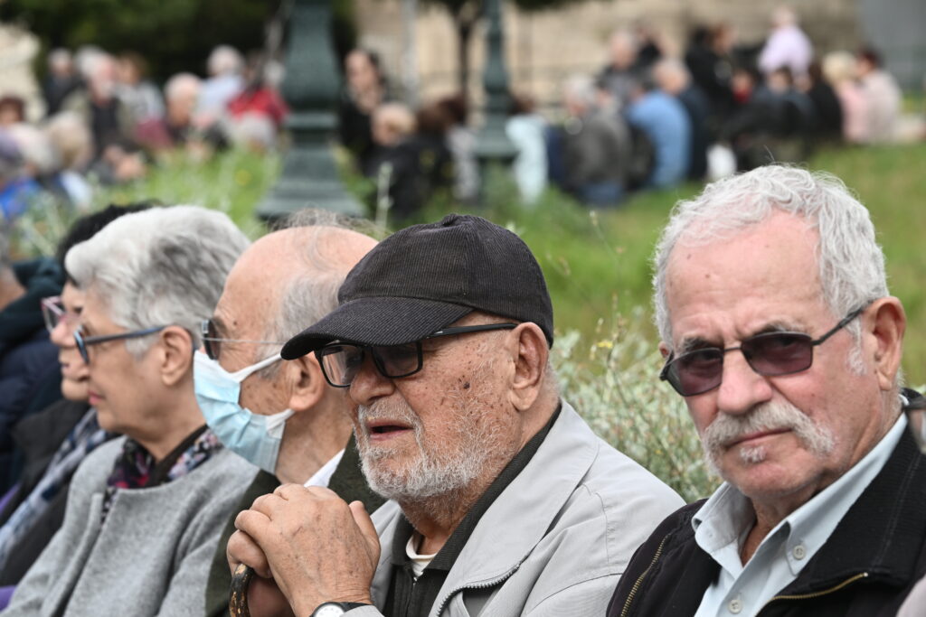 Συντάξεις Αυγούστου: «Σπάει» στα δύο η πληρωμή – Πότε εισπράττουν οι συνταξιούχοι