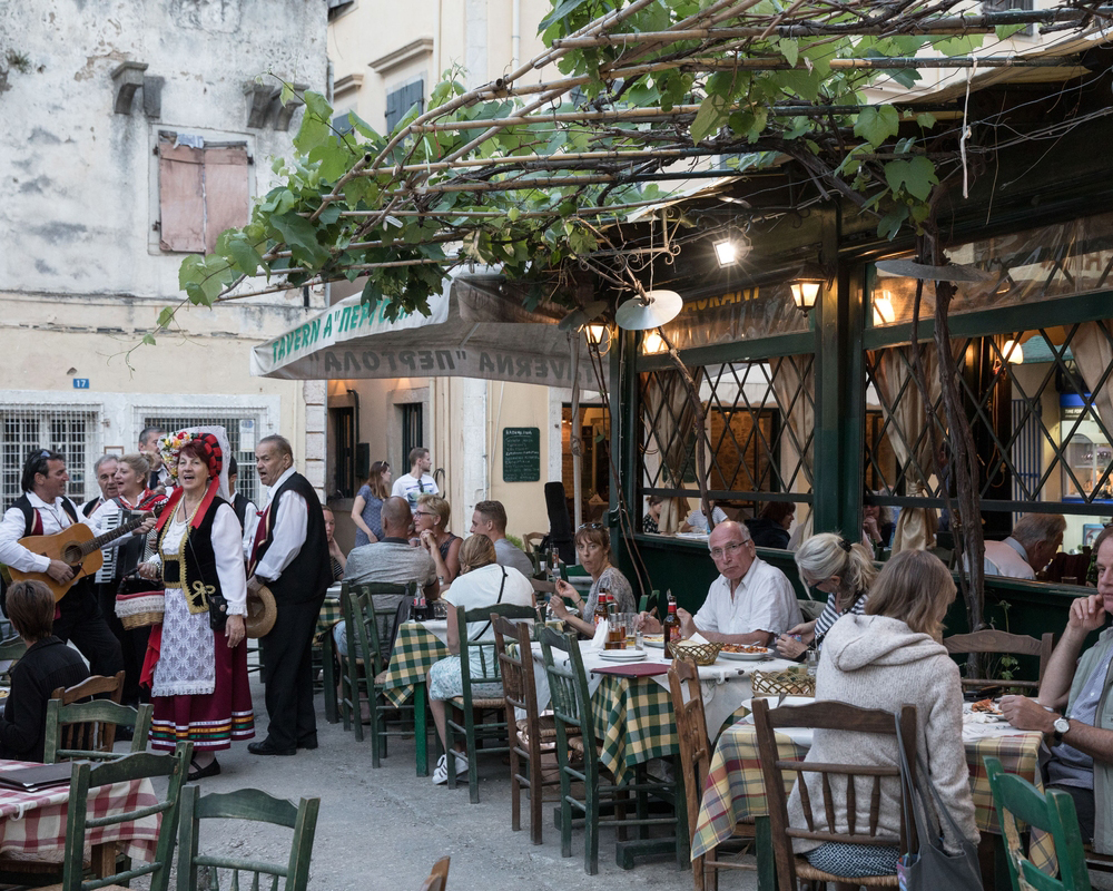 Εκτεταμένοι έλεγχοι σε τουριστικούς προορισμούς: Νέα όπλα κατά της φοροδιαφυγής και αυθαιρεσιών στις παραλίες