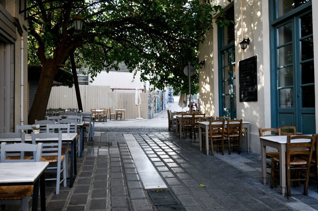 Ελεγκτικό Συνέδριο: Το 50% των καταστημάτων που βγάζουν έξω τραπεζοκαθίσματα δεν έχει άδεια από τους δήμους