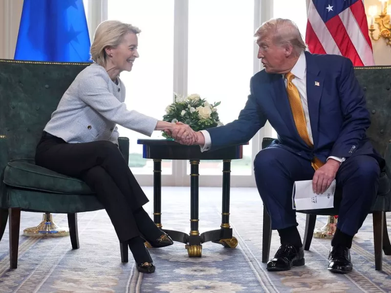 ΗΠΑ – ΕΕ: Συμφωνία με δασμούς 15% στα ευρωπαϊκά προϊόντα –  Διατηρούνται οι επιβαρύνσεις σε χάλυβα και αλουμίνιο – «Πολλές σκιές στη “λιακάδα” των διατλαντικών σχέσεων»